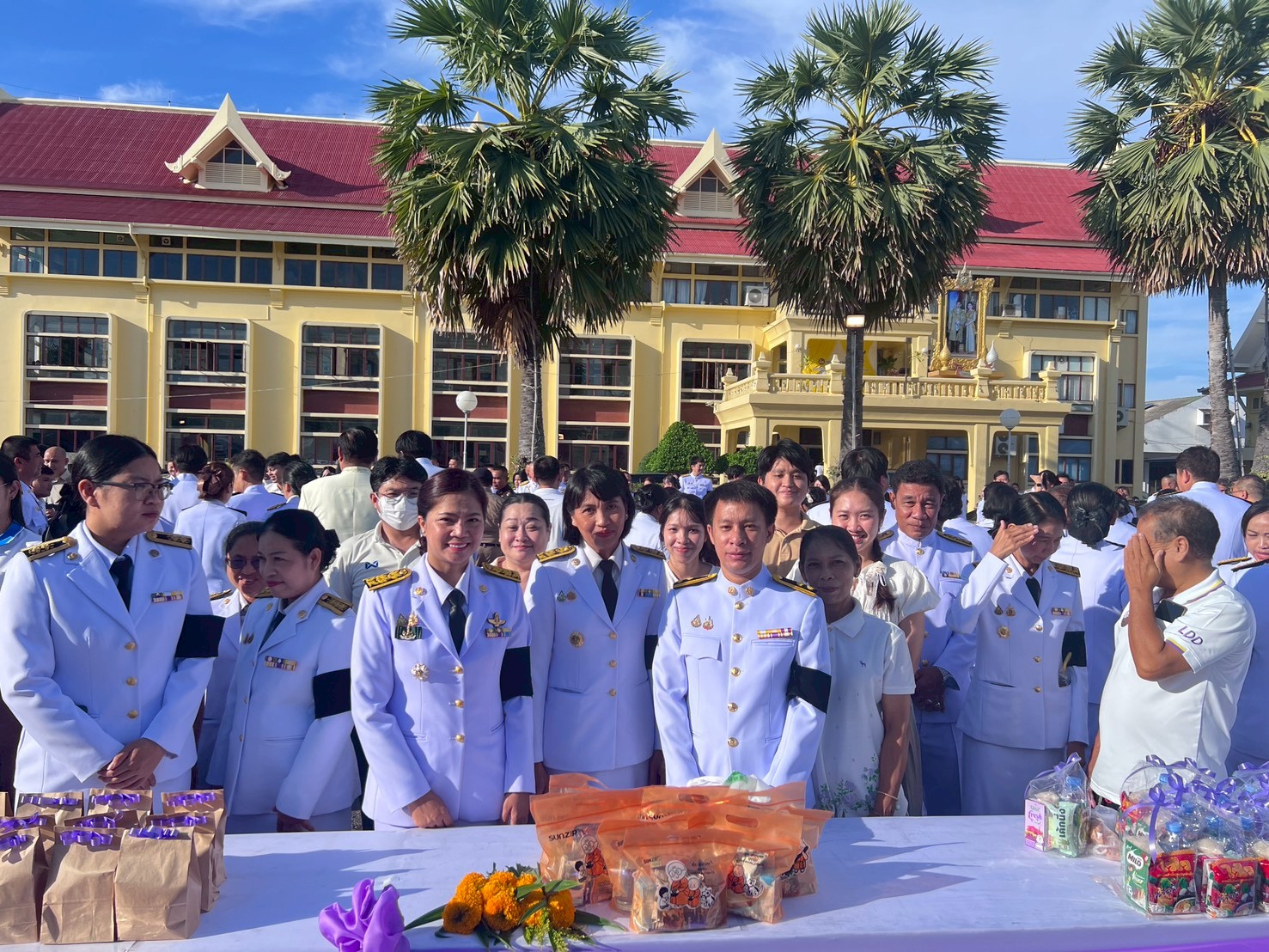 title - ปฏิรูปที่ดินจังหวัดเพชรบุรี พร้อมด้วย เจ้าหน้าที่ส.ป.ก.เพชรบุรี ร่วมพิธีเจริญพระพุทธมนต์และทำบุญตักบาตรถวายเป็นพระราชกุศล เฉลิมพระเกียรติสมเด็จพระนางเจ้าฯ พระบรมราชินี